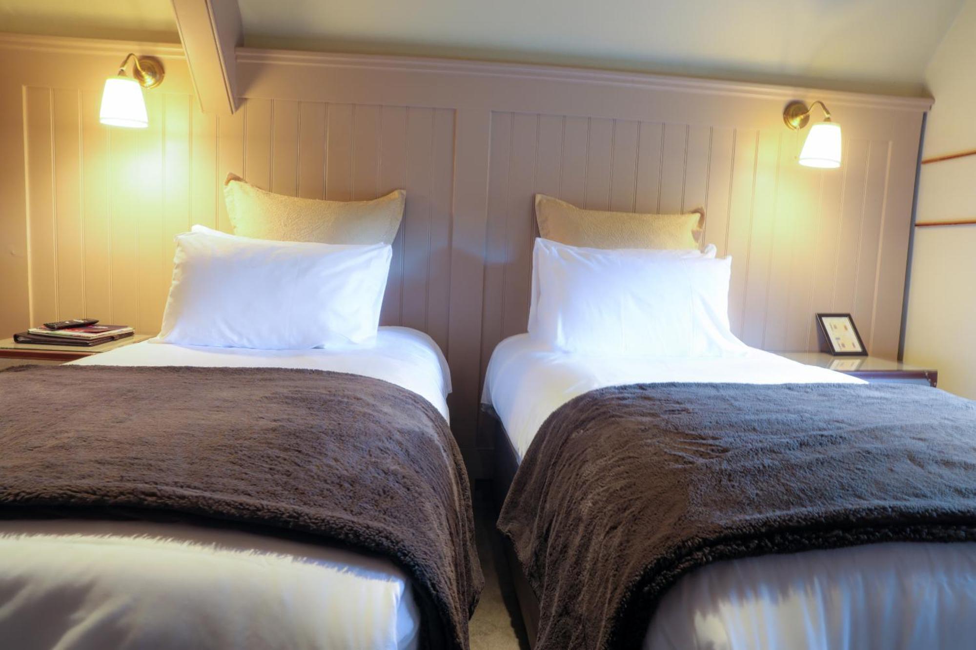 The Kingsbury 7Even 8Ight Bed & Breakfast มาร์ลบะระ ห้อง รูปภาพ