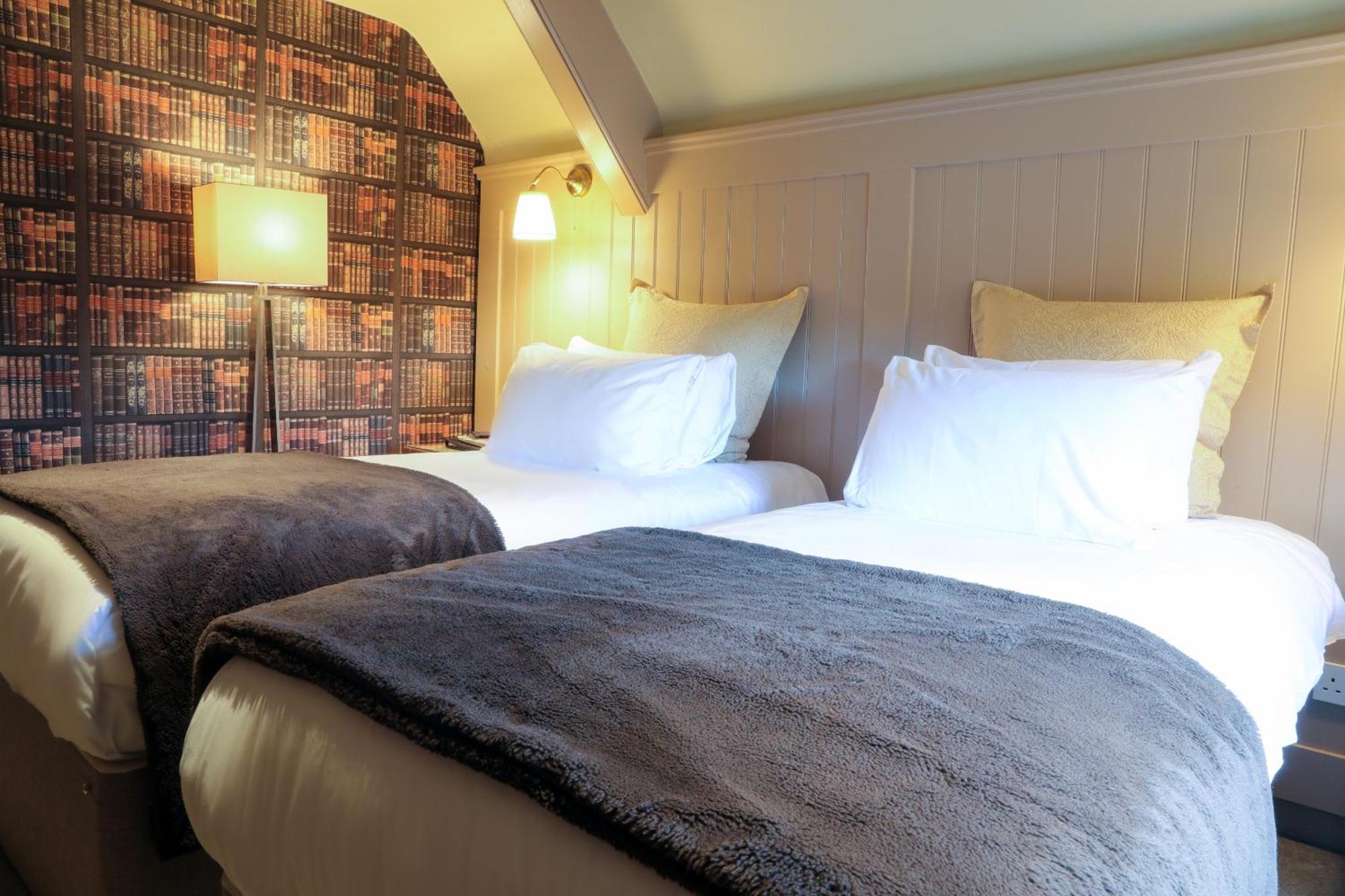 The Kingsbury 7Even 8Ight Bed & Breakfast มาร์ลบะระ ห้อง รูปภาพ